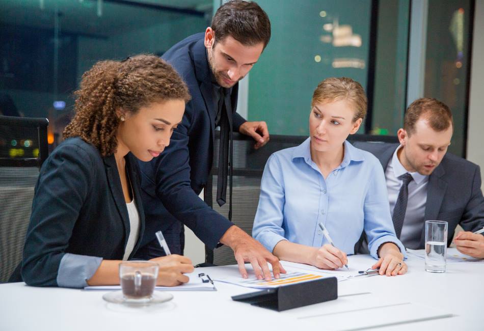 Imagem com profissionais trabalhando a sua identidade visual