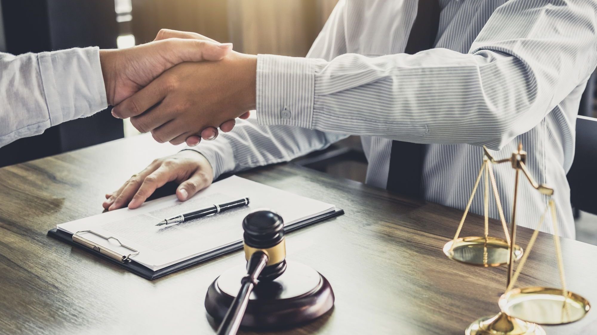 Imagem mostra advogado fechando negócio após trabalhar o seu marketing digital