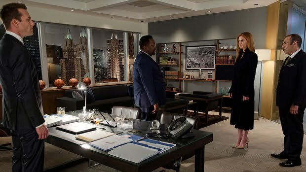 imagem dos personagens no escritório do Harvey