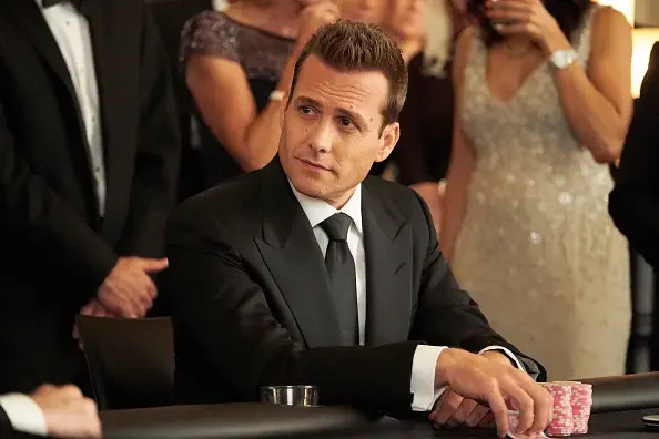 Harvey Specter jogando poker em Suits