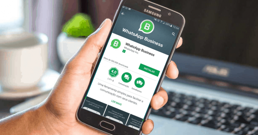 Advogado usando o WhatsApp Business no celular para melhorar o atendimento e comunicação com clientes.