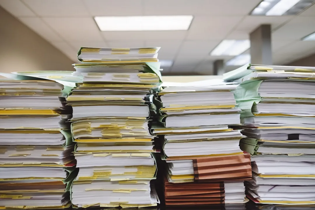 Pilhas de processos e documentos acumulados indicando o momento de contratar BPO jurídico